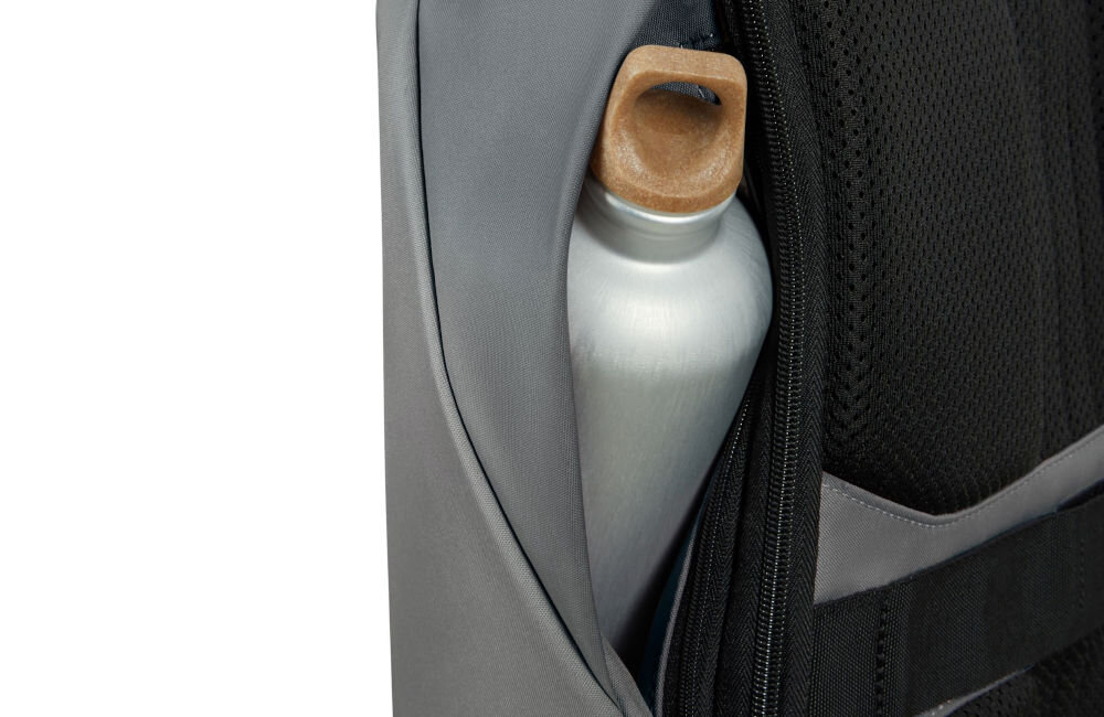 Plecak na laptopa SAMSONITE Securipak 2.0 15.6 cali zabierz ulubiony napój, specjalnie zaprojektowany uchwyt boczny umożliwiający wygodne przenoszenie butelki z wodą lub innym napojem,
zbliżenie na kieszeń, z której wystaje butelka