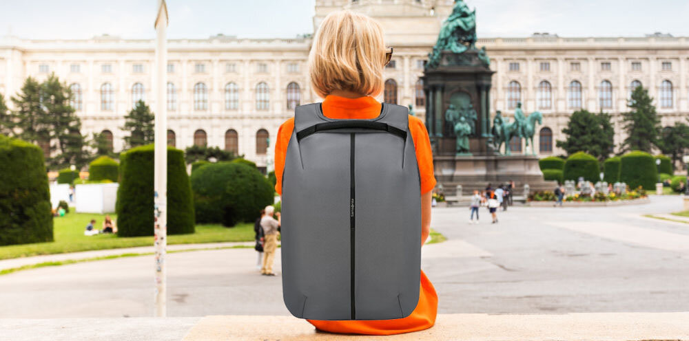 Plecak na laptopa SAMSONITE Securipak 2.0 15.6 cali bezpieczeństwo i styl,
kobieta siedząca z plecakiem założonym na plecy