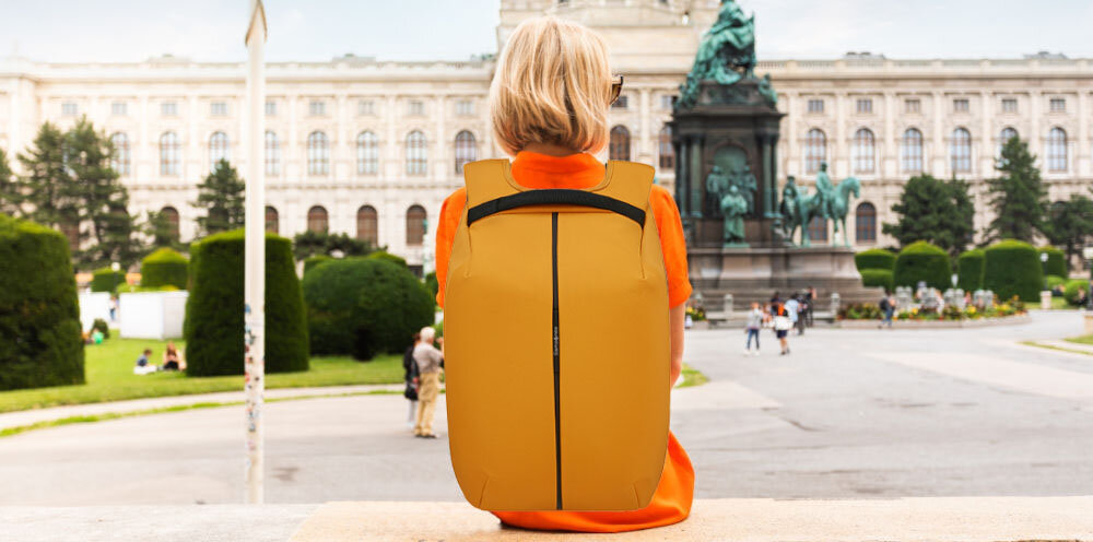 Plecak na laptopa SAMSONITE Securipak 2.0 15.6 cali bezpieczeństwo i styl,
kobieta siedząca z plecakiem założonym na plecy