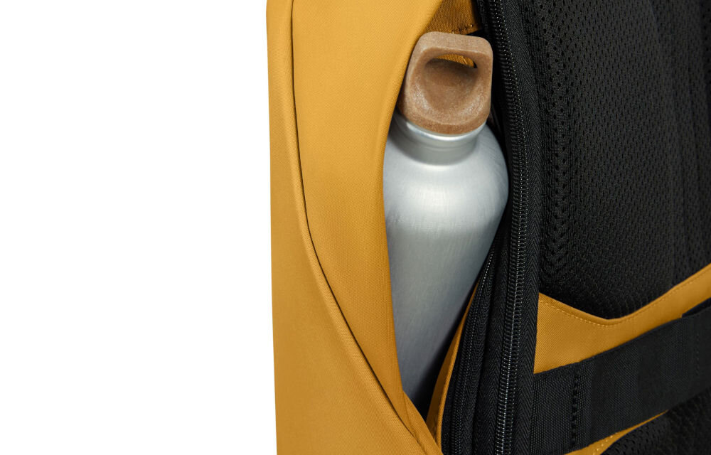 Plecak na laptopa SAMSONITE Securipak 2.0 15.6 cali zabierz ulubiony napój, specjalnie zaprojektowany uchwyt boczny umożliwiający wygodne przenoszenie butelki z wodą lub innym napojem,
zbliżenie na kieszeń, z której wystaje butelka