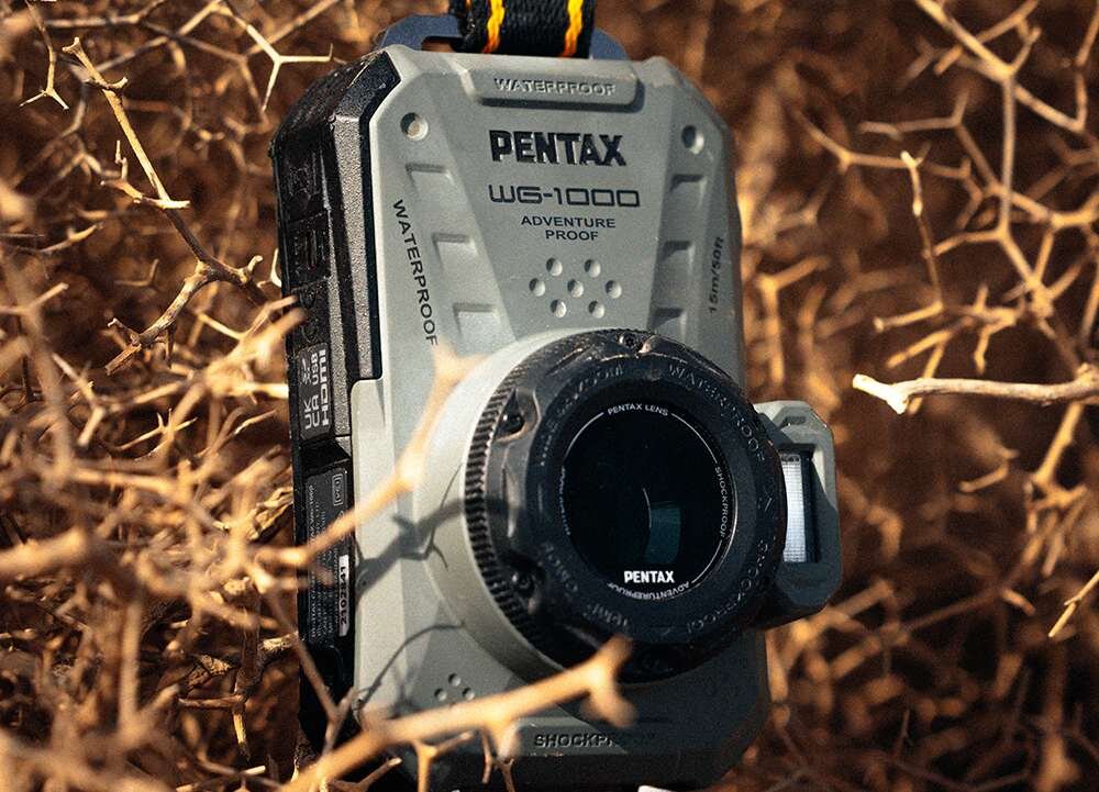 Aparat PENTAX WG-1000 wisi na pasku