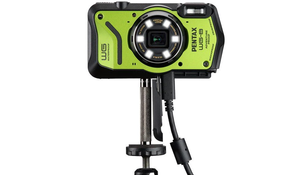 Aparat PENTAX WG-8  na statywie podłączony kablem  