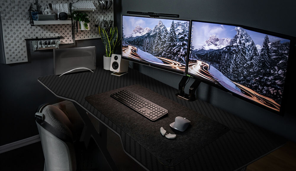 Biurko gamingowe COBRA CR2009 Czarny kompaktowe wymiary blatu 100 cm długości, ok. 50 cm głębokości, ok. 75 cm wysokości 
				przemyślana konstrukcja dla małych przestrzeni biurko w pokoju, na biurku podkładka, klawiatura, myszka, głośnik, kwiat oraz dwa monitory