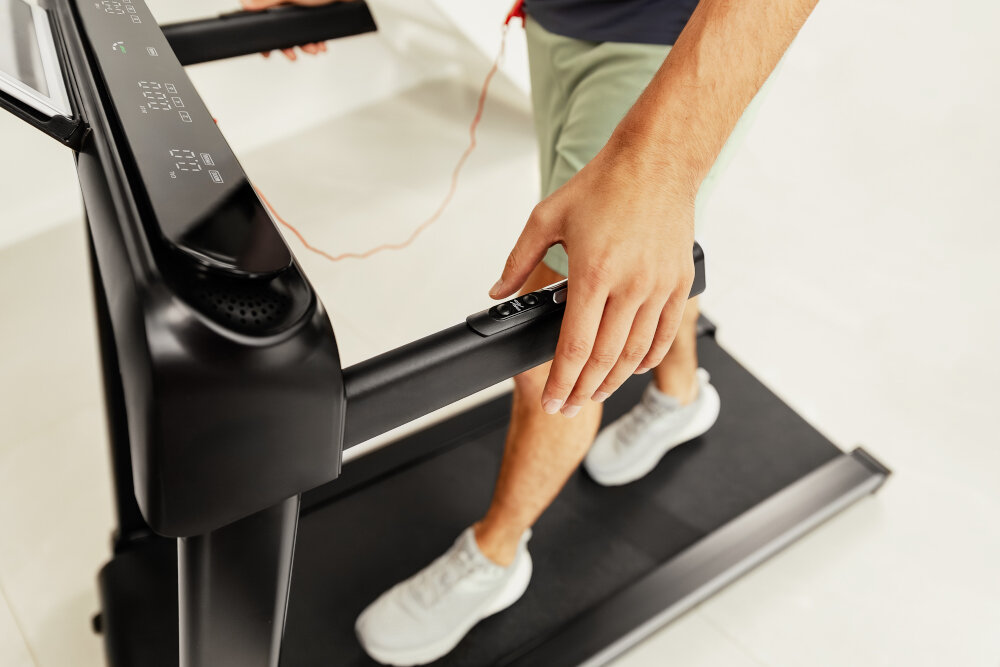 Електрична бігова доріжка S-LINE Quest 1490 Вт 12 км-год активний спосіб життя домашні умови швидкість від 0,8 до 12 км/год покращення фізичної форми Вага користувача до 110 кг стабільність Безпека