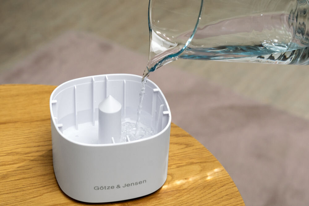 Nawilżacz GÖTZE & JENSEN AH500 zbiornik 1 litr otwarty uzupełnianie wody w zbiorku ze szklanego dzbanka