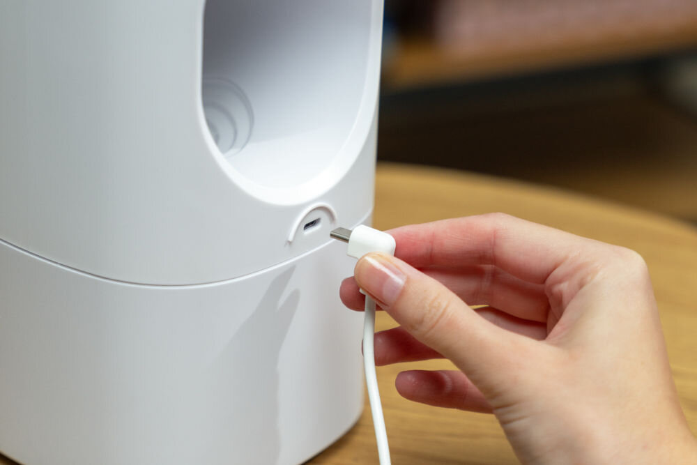 Nawilżacz GÖTZE & JENSEN AH500 podłączanie przewodu USB-C do urządzenia ładowanie bezprzewodowa praca