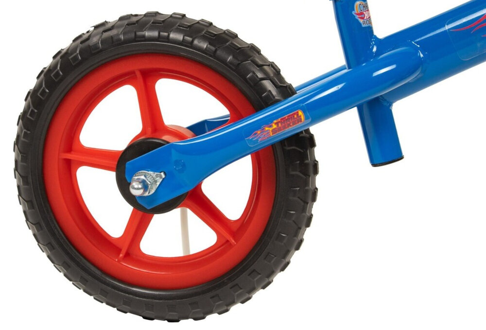 Rowerek biegowy TOIMSA Hot Wheels Niebiesko-czerwony zbliżenie na koło szeroki rozstaw kółek nauka utrzymywania równowagi komfortowa bezpieczna jazda 10-calowe piankowe kółka jazda płynna i cicha dla dzieci o wadze do 20 kg