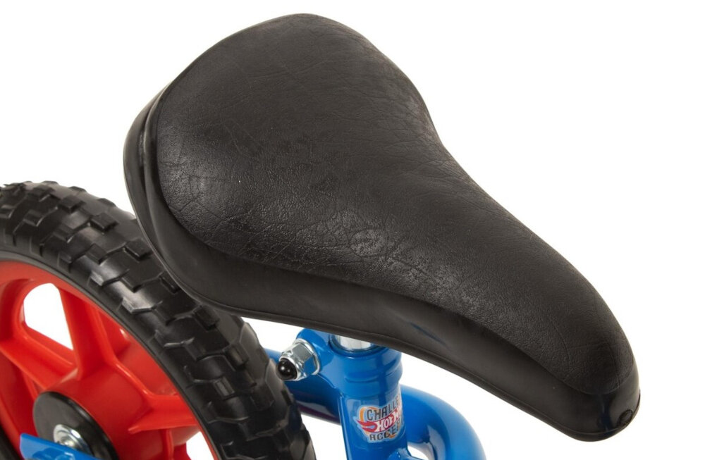 Rowerek biegowy TOIMSA Hot Wheels Niebiesko-czerwony zbliżenie na siodełko regulacja wysokości siodełka w zakresie 33-40 cm pozycja odpowiednio dobrana do jego potrzeb ergonomiczna forma i miękkie wykończenie siedziska