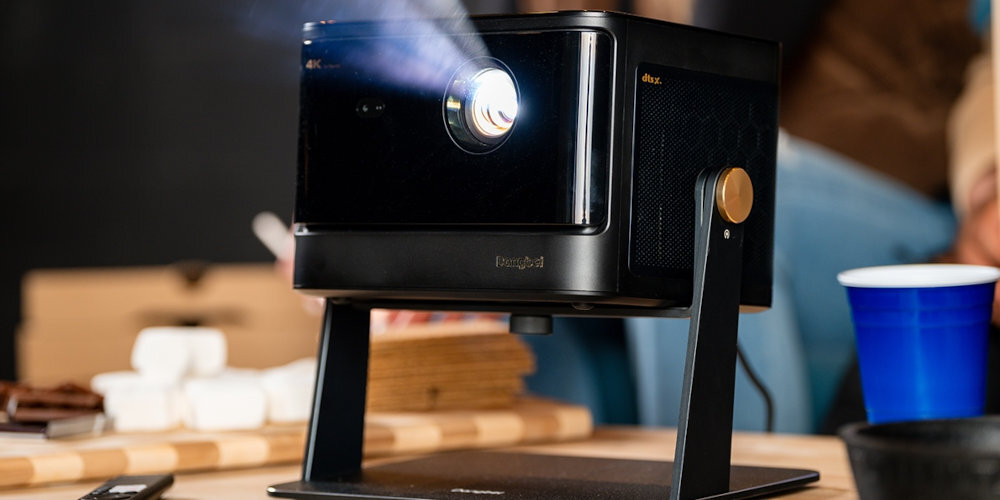 Projektor DANGBEI Mars Pro 2 kompaktowe wymiary (około 23,6 × 20,1 × 16,3 cm) waga 3.98 kg baterie AAA