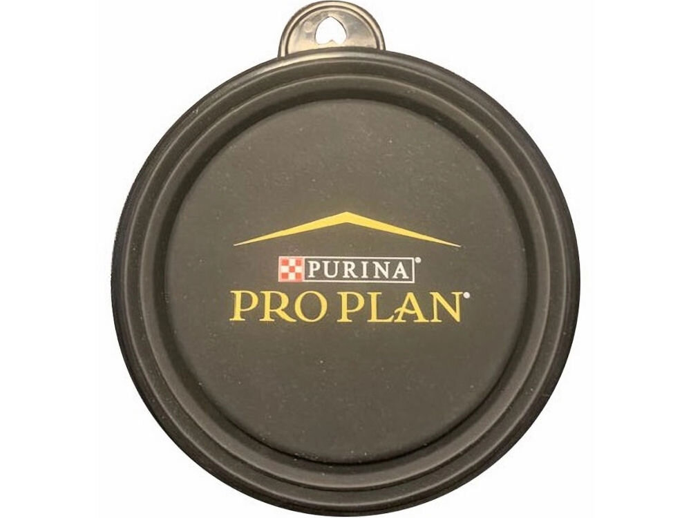 Czarna miska z logo PURINA PRO PLAN w kolorze złotym, z widocznym uchwytem z boku. Na logo znajduje się również czerwono-biały wzór szachownicy.