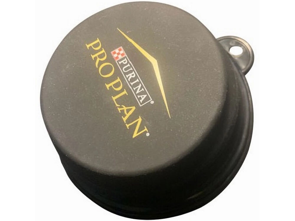 Miska silikonowa nietłukąca łatwa w czyszczeniu praktyczna w podróży i na spacerach - Czarna miska z logo PURINA PRO PLAN w kolorze żółtym, z żółtym symbolem nad napisem i czerwono-białym kwadratem obok nazwy marki. Miska ma uchwyt z otworem na zawieszenie