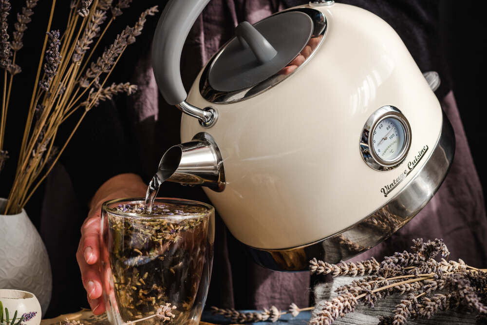 Czajnik VINTAGE CUISINE Retro Czerwony Automatyczne wyłączanie bezpieczeństwo użytkowanie obrotowa podstawa zdejmowana pokrywka podświetlany wyłącznik