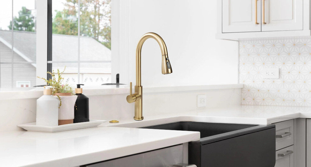 BATERIA KUCHENNA REA Nest B6600 lifestyle kuchnia zlewozmywak drewniany blat okno dekoracje