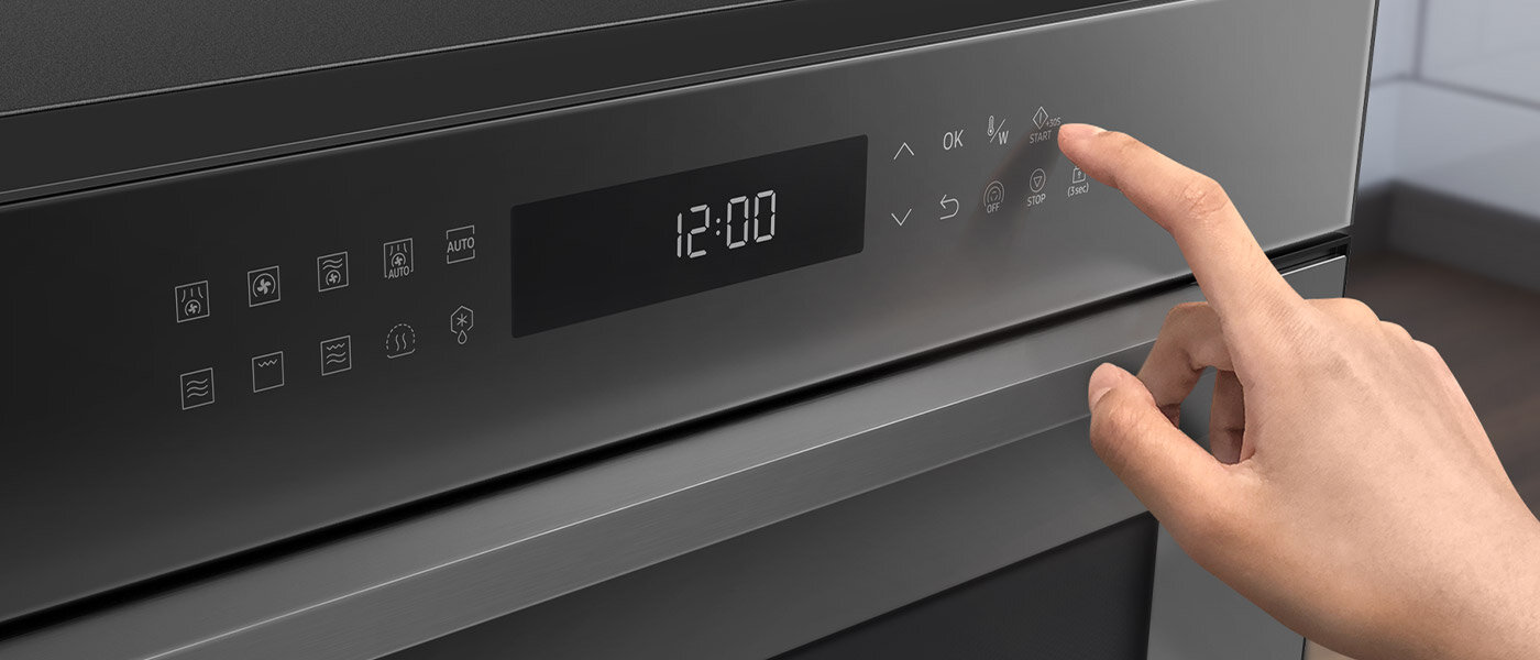 Zbliżenie na panel sterowania mikrofalówki Samsung z oferty Media Expert