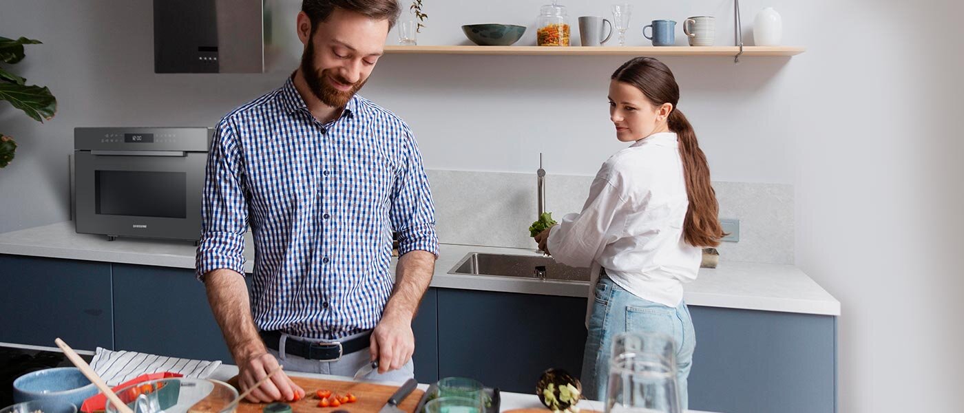 Komfortowe przyrządzanie potraw z kuchenką mikrofalową Samsung MC35R8058CC z oferty Media Expert