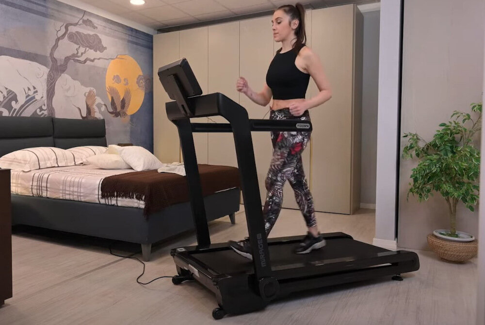 Bieżnia elektryczna TOORX Mirage C60 PB 2940W 18km-h regulacja predkosci w zakresie od 1,0 do 18 km/h obciazenie do 120 kg wygoda bezpieczenstwo