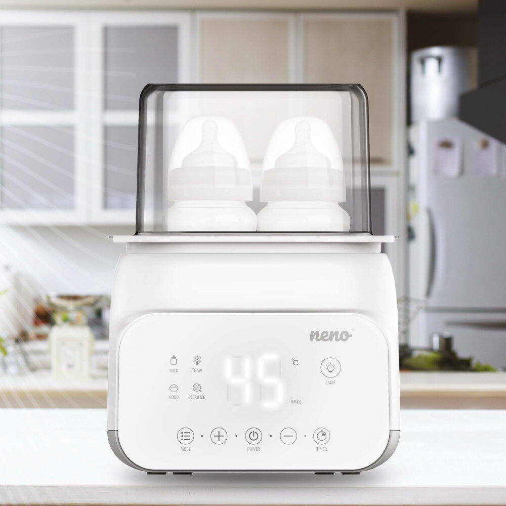 Na obrazie widoczny jest biały podgrzewacz do butelek z wyświetlaczem pokazującym temperaturę 45°C i logo \'neno\'. W tle znajduje się kuchnia z szafkami i lodówką.