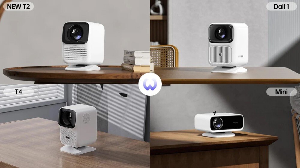 Stojak pod projektor WANBO WBBA02 Trzy ujęcia prezentujące różne modele projektorów umieszczone na niskich, jasnych podstawkach na drewnianym stole, blacie oraz regale z książkami