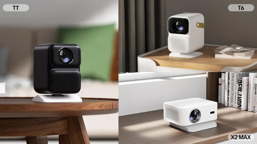 Stojak pod projektor WANBO WBBA03 Trzy ujęcia prezentujące różne modele projektorów umieszczone na niskich, jasnych podstawkach na drewnianym stole, blacie oraz regale z książkami