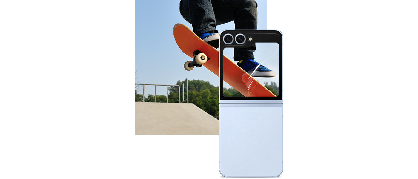 Na ekranie widać Galaxy Z Flip6 z lekko odklejoną folią antyrefleksyjną, a pod nią znajduje się materiał filmowy przedstawiający nogi osoby wykonującej ollie na deskorolce. Ten sam materiał jest wyświetlany na ekranie, wyraźnie demonstrując wysoką widoczność folii antyrefleksyjnej.
