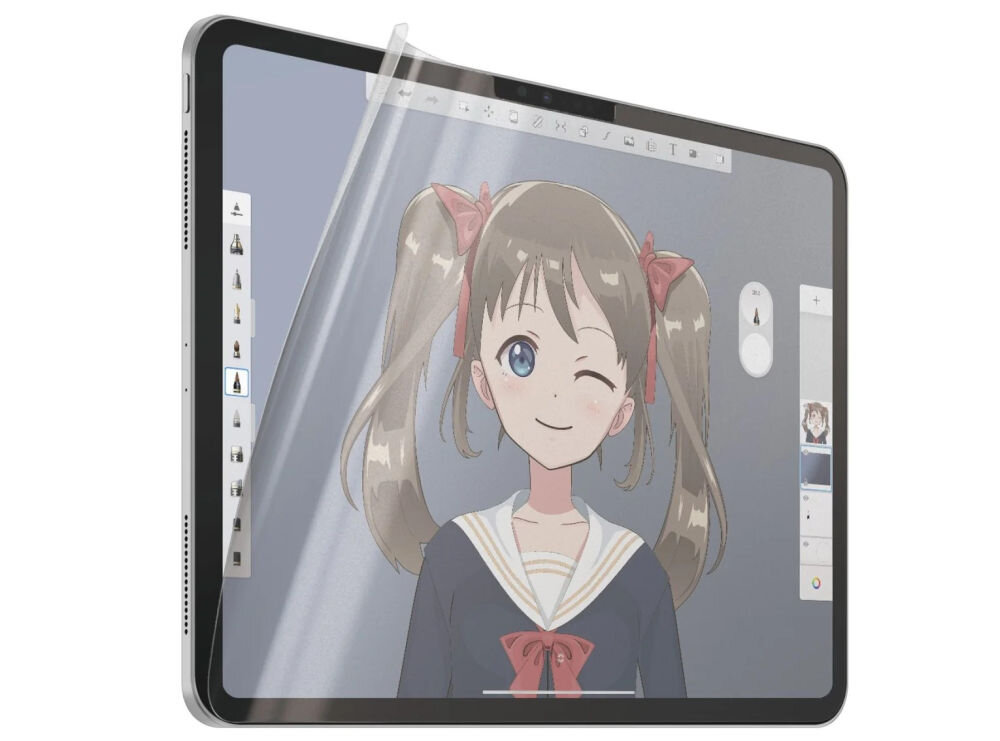 Tablet z nałożoną folią ochronną, na ekranie widoczny rysunek postaci w stylu anime. W tle aplikacja do rysowania z widocznymi narzędziami po bokach.