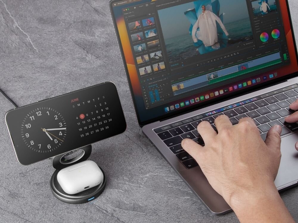 Ładowarka indukcyjna ENERGEA Bazic GoMag Gyre 15W Szary MagSafe
                ładowarka z przymocowanym telefonem i słuchawkami airpods obok laptop apple watch eliminuje konieczność używania kilku ładowarek