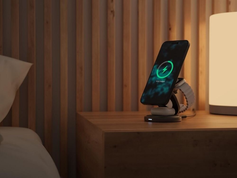 Ładowarka indukcyjna ENERGEA Bazic GoMag Gyre 15W Szary MagSafe
                ładowarka z przymocowanym telefonem słuchawkami airpods apple watch na szafce nocnej obsługa technologii magsafe moc do 15w stabilne przytrzymanie