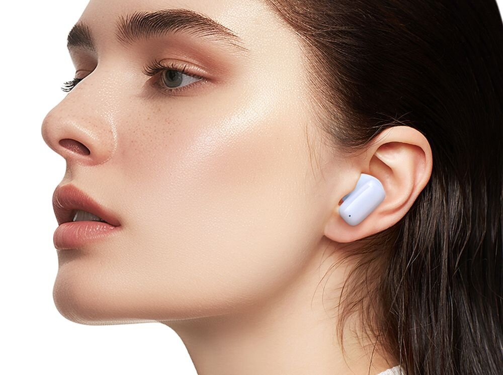 Słuchawki douszne USAMS TD22 Biały kobieta ma w uchu słuchawkę 3,6 g ergonomiczna półdouszna konstrukcja wygoda Nie powoduje ucisku ani bólu 