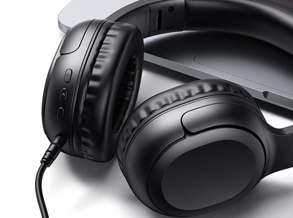 Słuchawki nauszne USAMS Yun Series Czarny słuchawki w kolorze czarnym podpięte do laptopa przyciski białe tło Dźwięk HD tryb stereo 3D realistyczne przestrzenne brzmienie wciągające immersyjne wrażenie miękkie dźwiękoszczelne nauszniki na muzyce filmach grach