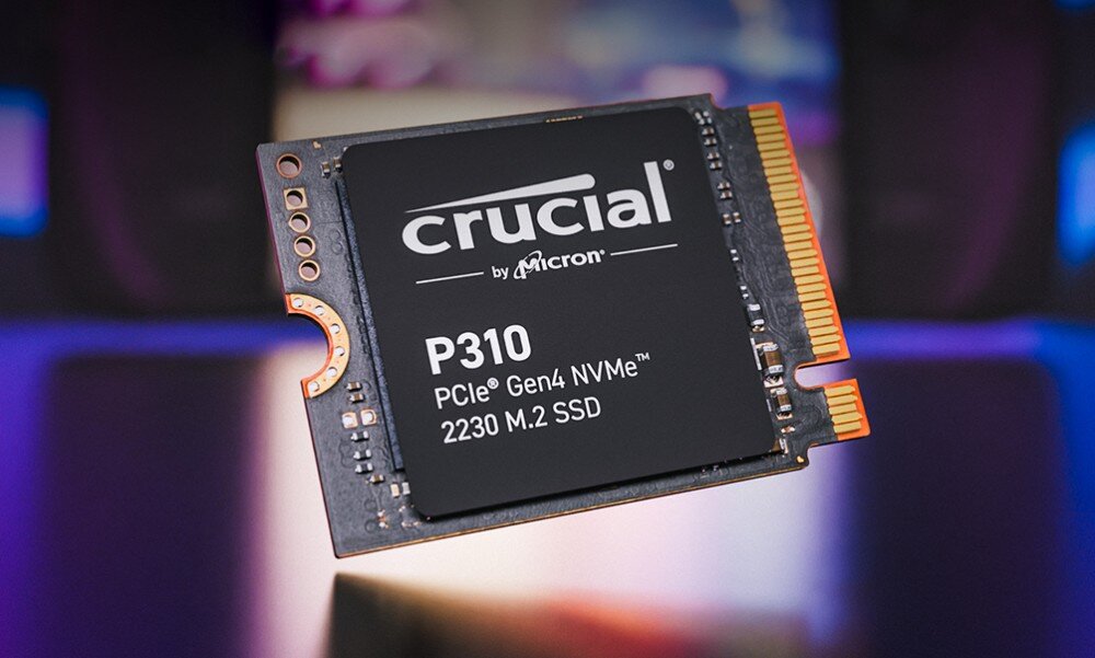 Dysk CRUCIAL P310 Zbliżenie na czarny nośnik danych z widocznym napisem 'P310 PCIe Gen4 NVMe 2230 M.2 SSD' oraz logo producenta, umieszczony na tle rozmytych barw w odcieniach fioletu i niebieskiego, opis