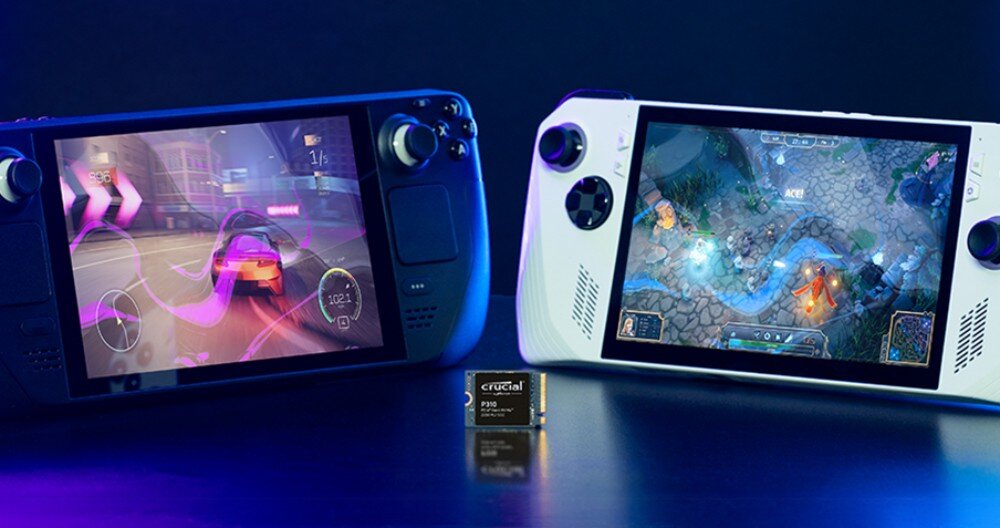 Dysk CRUCIAL P310 Dwie przenośne konsole do gier stojące obok siebie na ciemnym tle, z wyświetlonymi kolorowymi grami na ekranach i małym nośnikiem danych leżącym pomiędzy nimi, pojemność, format