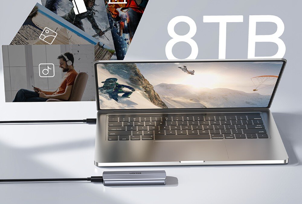 Obudowa dysku UNITEK S1241B01 Srebrny laptop z podłączoną obudową na dysk na jasnym blacie, w tle duży biały napis '8TB' oraz lewitujące miniatury zdjęć przedstawiające narciarza, osobę w słuchawkach i krajobrazy