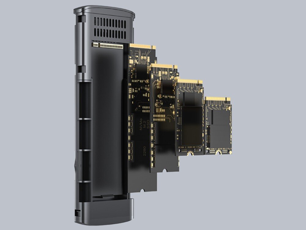 Obudowa dysku UNITEK S1241B01 Czarna podstawa obudowy na dysk obok której ustawione są cztery płytki dysków SSD o różnych długościach, prezentujące wewnętrzne układy scalone i złote złącza na szarym tle