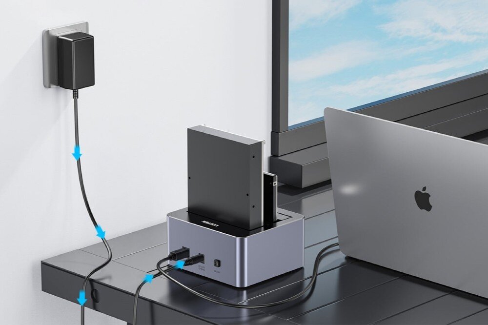 Stacja dokująca UNITEK Y-3027GY01-EU Schemat podłączenia urządzenia do laptopa i gniazdka sieciowego z niebieskimi strzałkami wskazującymi przebieg kabli