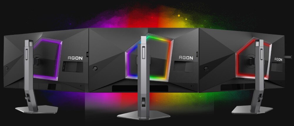Monitor AOC Agon Pro AG246FK Trzy monitory ustawione obok siebie, każdy z innym kolorem podświetlenia RGB z tyłu obudowy – fioletowym, zielonym i czerwonym, podświetlenie, kolory, efekty
