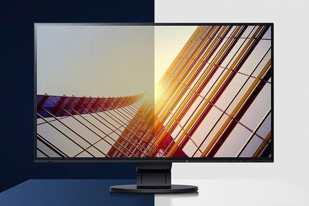 Monitor EIZO FlexScan EV4340X-WT Zdjęcie monitora, którego ekran został podzielony na dwie połowy: po lewej stronie chłodniejszy obraz w ciemniejszym otoczeniu, po prawej stronie cieplejszy obraz w jaśniejszym otoczeniu. Na ekranie widoczna grafika przedstawiająca szklaną fasadę budynku, regulacja jasności, fizyczny włącznik zasilania