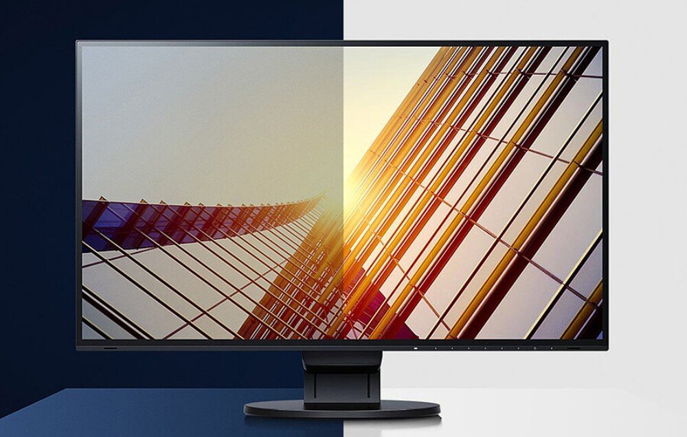 Monitor EIZO FlexScan EV3450XC-WT Monitor prezentujący podzielony obraz budynku o szklanej elewacji, z kontrastem pomiędzy jasną i ciemną stroną ekranu, czujnik jasności, Flicker-free