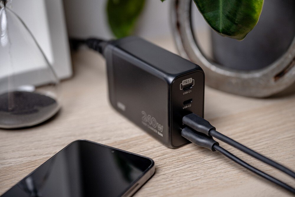 Newell GaN 240 W z podłączonymi kablami USB-C