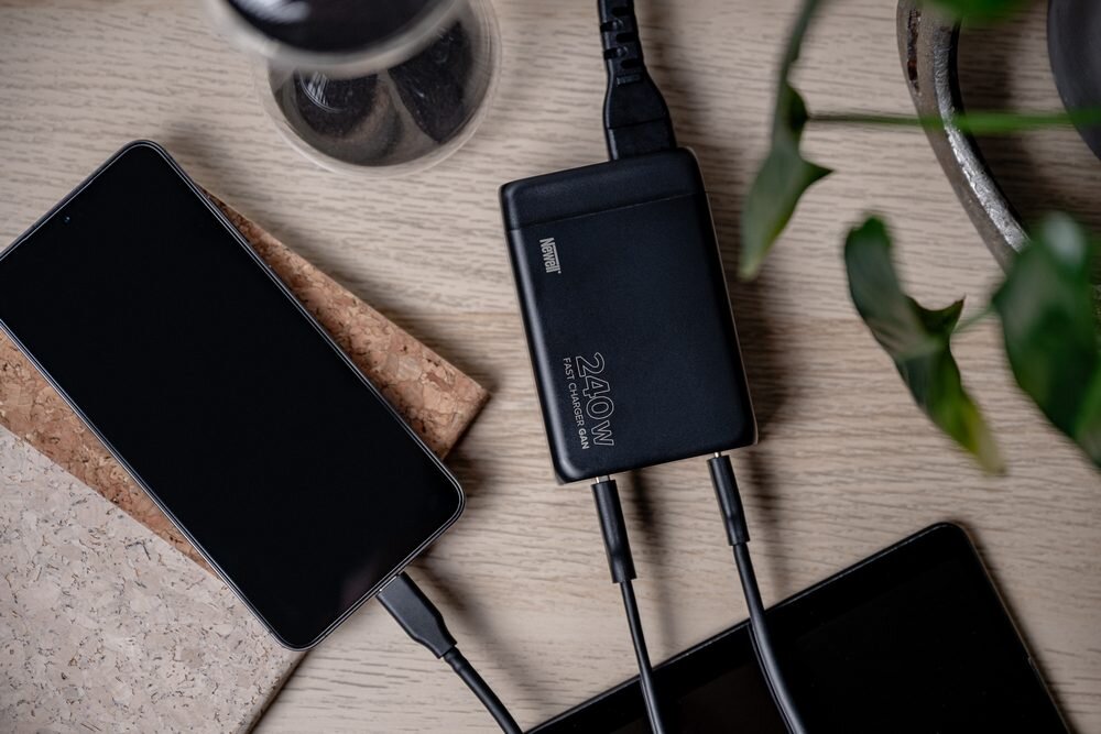 Newell GaN 240 W podczas ładowania telefonu