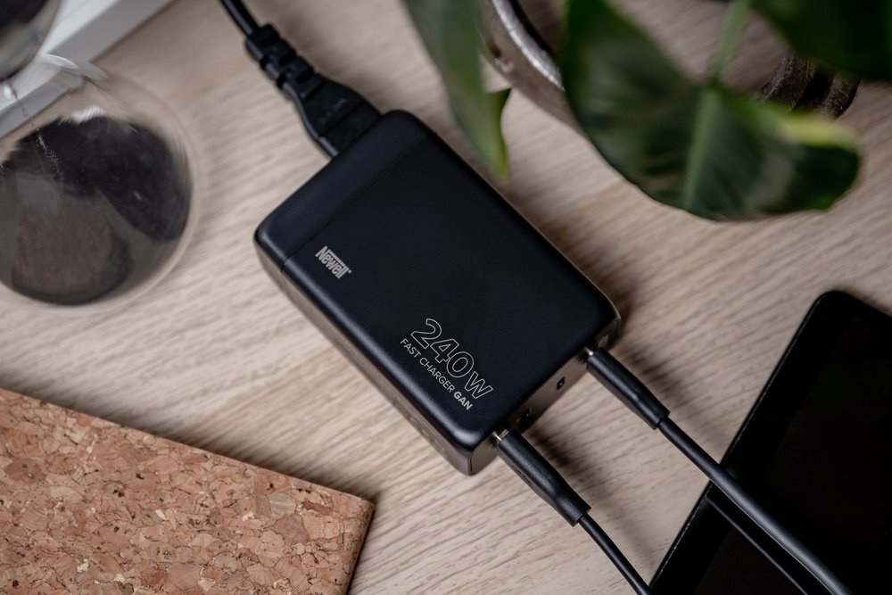 Ładowarka Newell GaN 240 W leżąca na stole
