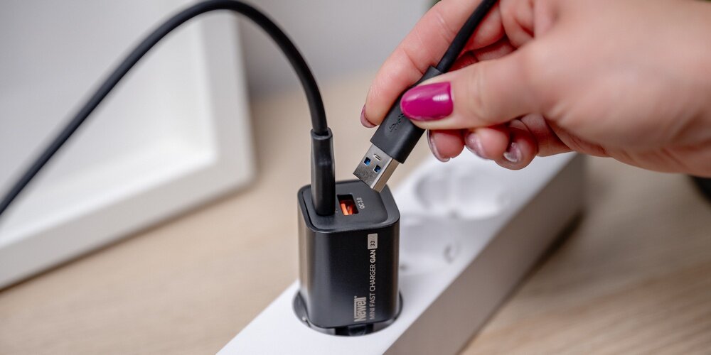 Ładowarka Newell GaN 33 W podłączanie kabla USB-A