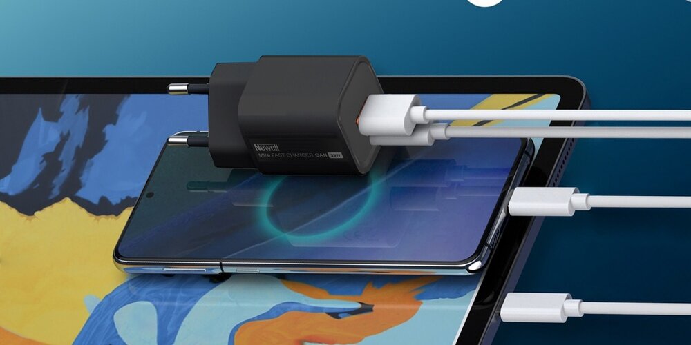 Baner Newell GaN 33 W z podłączonym telefonem oraz tabletem
