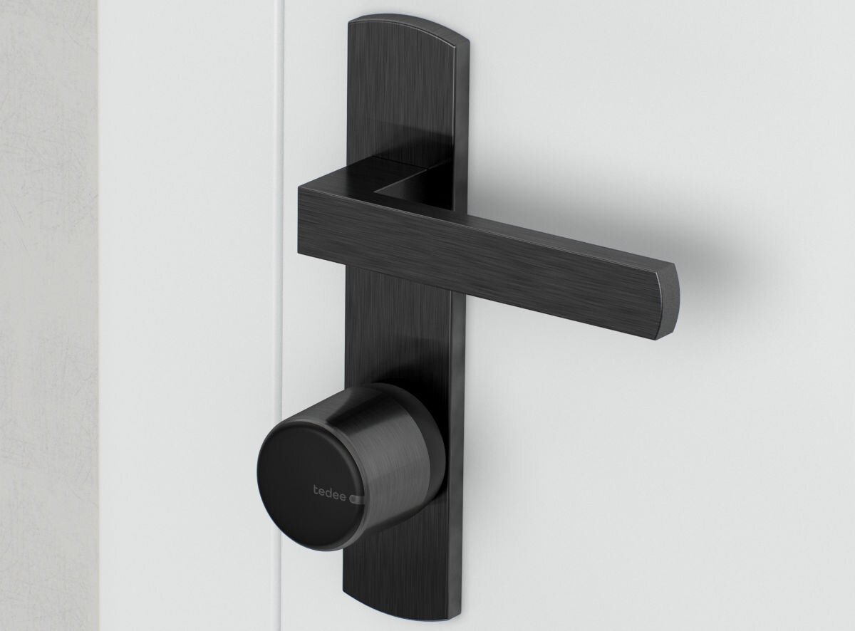 Zamek elektroniczny TEDEE GO TLV2.0B Grafitowy z przyciskiem, kontrola, wygoda, klucz, zamek, drzwi wraz klamką do której zamontowany jest zamek