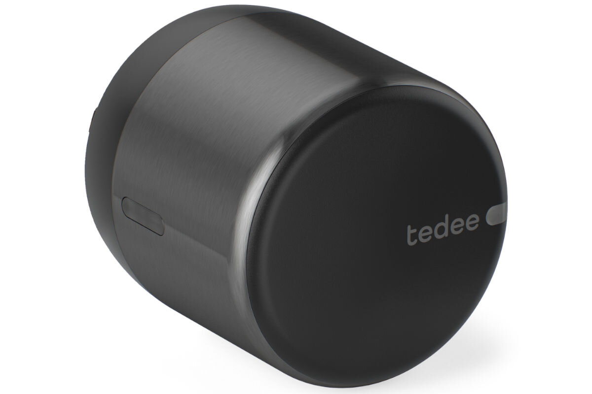 Zamek elektroniczny TEDEE GO TLV2.0B Grafitowy z przyciskiem, Bluetooth, mobilna, aplikacja, ryglowanie, na białym tle zamek frontem lewo skos