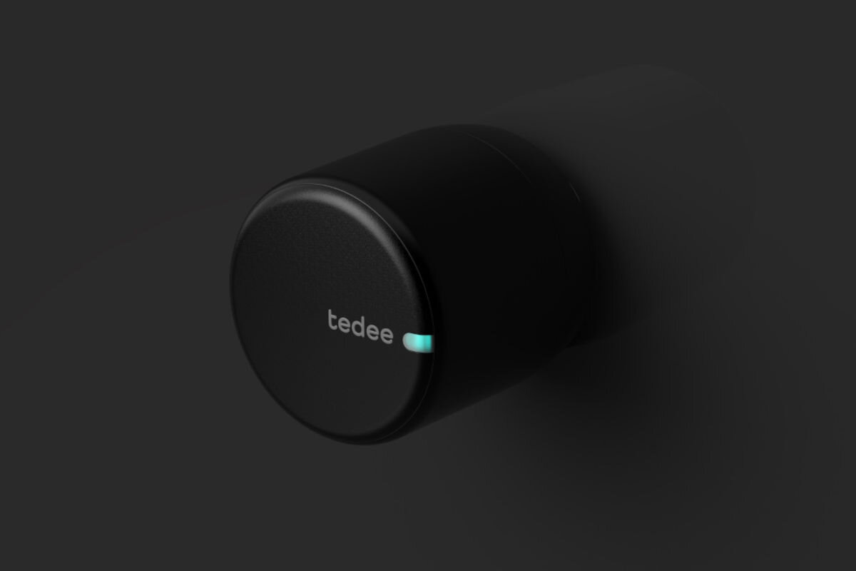 Zamek elektroniczny TEDEE GO TLV2.0B Grafitowy z przyciskiem, euro profil, moment obrotowy, cicho, montaż, na czarnym tle zamek