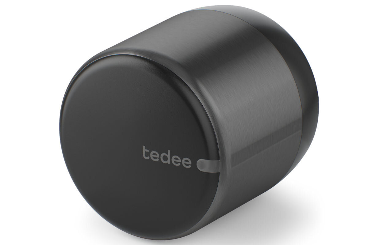 Zamek elektroniczny TEDEE GO TLV2.0B Grafitowy z przyciskiem, szyfrowanie, zasilanie, wymiary, waga, na białym tle zamek frontem prawo skos