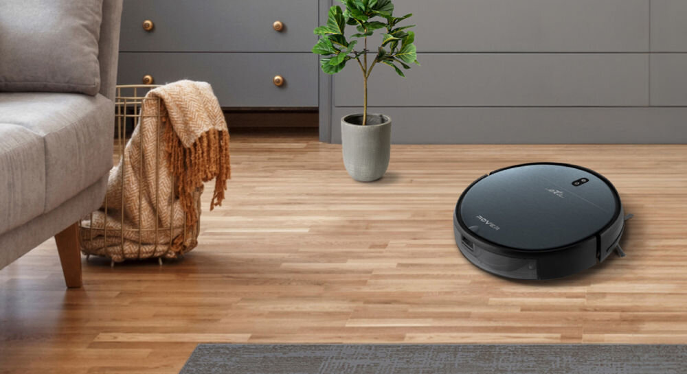 Robot sprzątający ETA Rover 124890010 konstrukcja SUPER SLIM 7,7 cm wysokości dotarcie do trudno dostępnych miejsc przestrzenie pod meblami dwie boczne szczotki zbieranie kurzu z krawędzi i narożników filtr HEPA zatrzymywanie najdrobniejszych cząsteczek kurzu roztoczy i alergenów pojemnik na kurz o pojemności 200 ml zbiornik do mopowania o pojemności 230 ml 