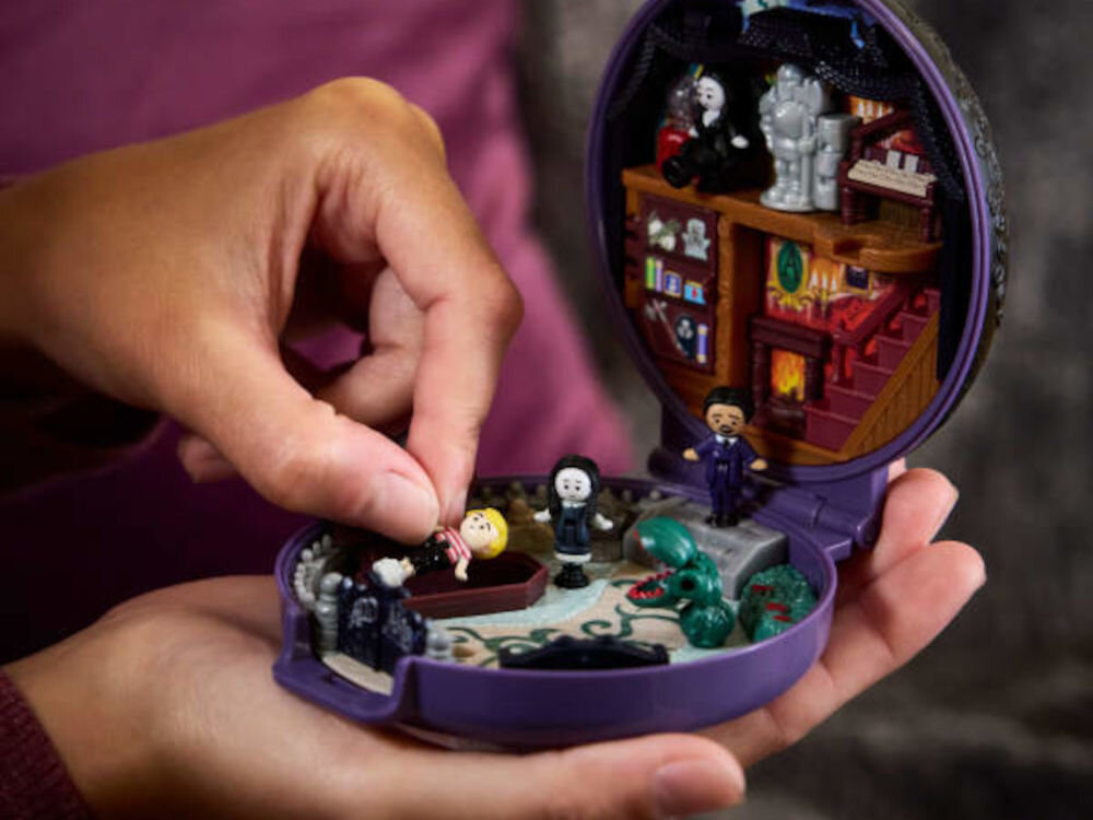 Zestaw figurek POLLY POCKET Rodzina Addamsów Kolekcjonerski zestaw kompaktowy HXW25