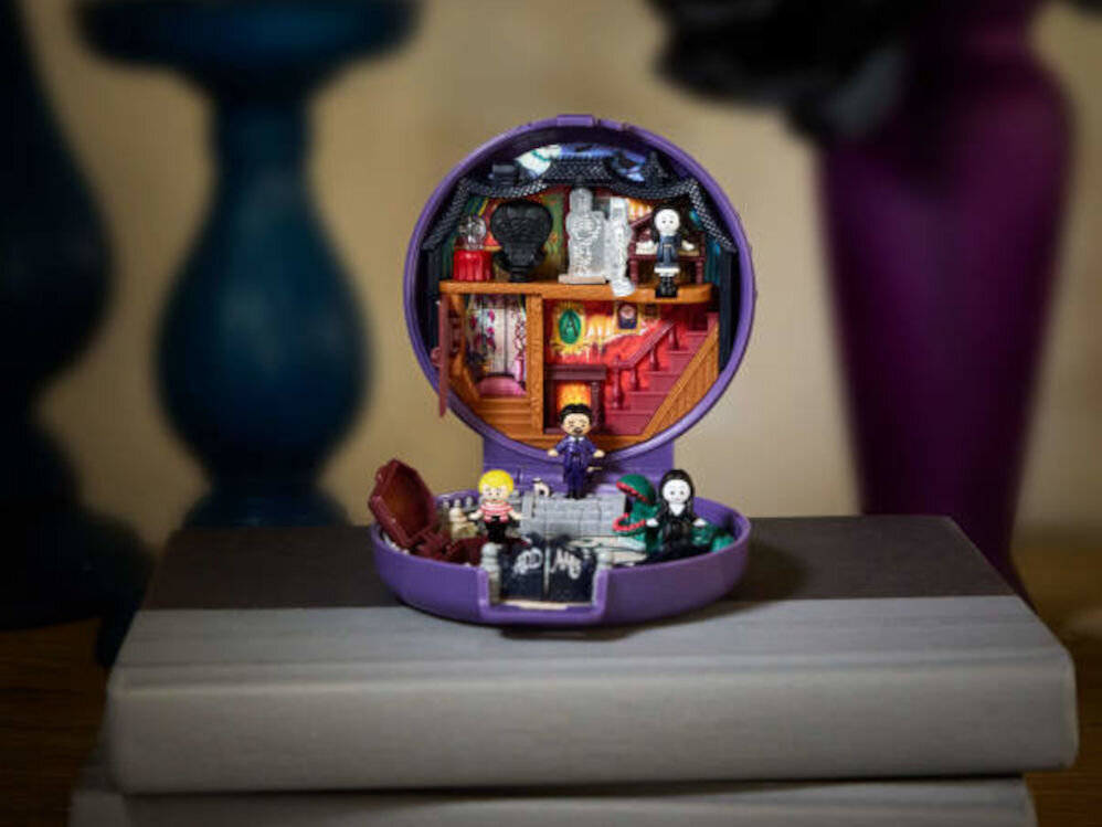 Zestaw figurek POLLY POCKET Rodzina Addamsów Kolekcjonerski zestaw kompaktowy HXW25 rodzina Addamsów w mini wydaniu Polly Pocket nawiedony portret 3d dom z podwórzem 4 mikro lalki inspirowane postaciami oraz
figurką Rączki, którą da się przyczepić na ramionach lalek