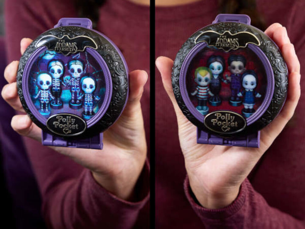 Zestaw figurek POLLY POCKET Rodzina Addamsów Kolekcjonerski zestaw kompaktowy HXW25 ukryte detale dla prawdziwych
fanów oraz elementy przywołujące popularne sceny: roślina „ludojad”, ukryty skarbiec za biblioteczką,
zbroja i trumna doskonały dla fanów „Rodziny Addamsów”
i Polly Pocket